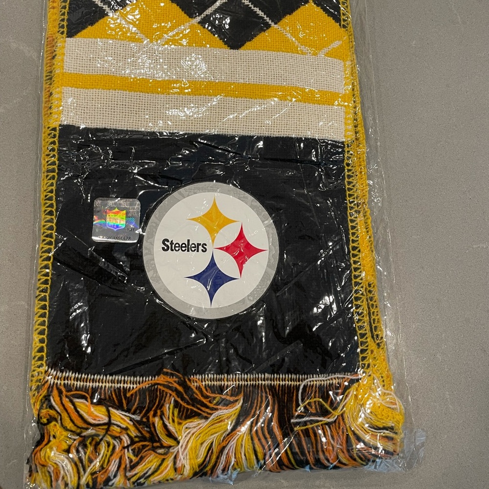 *NEW IN PACKAGE*Pittsburgh Steelers Thematic Scarf